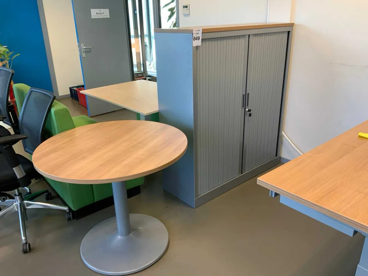 Aktenschrank und Tisch von Ahrend