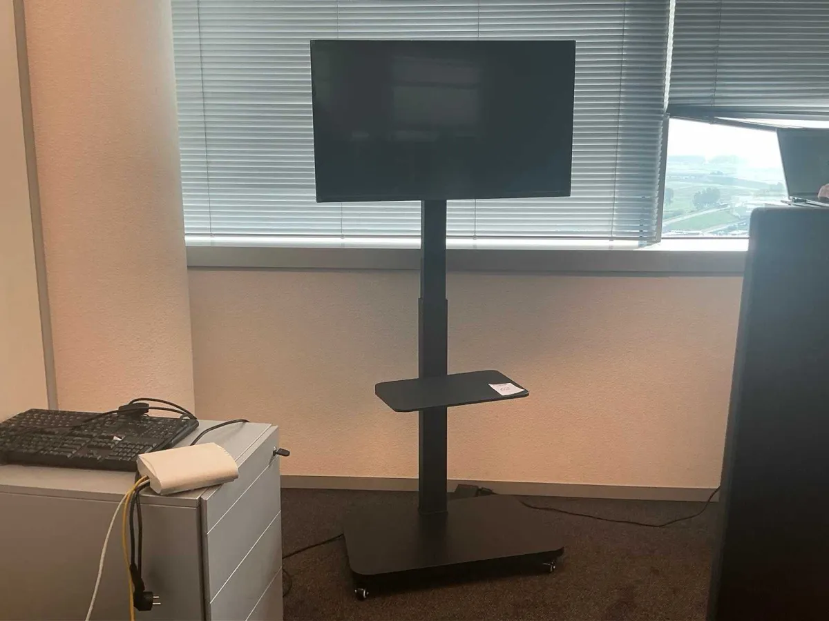iiyama ProLite LE3240S 32 Monitor auf mobilem Bodenstand