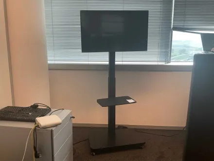 iiyama ProLite LE3240S 32 Monitor auf mobilem Bodenstand – RESALE