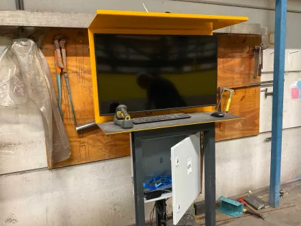 Monitor im mobilen Rahmen – RESALE