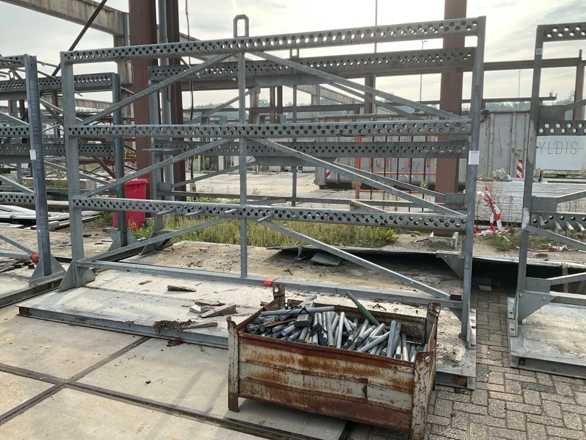 Stifthalter mit Stiften (2x)