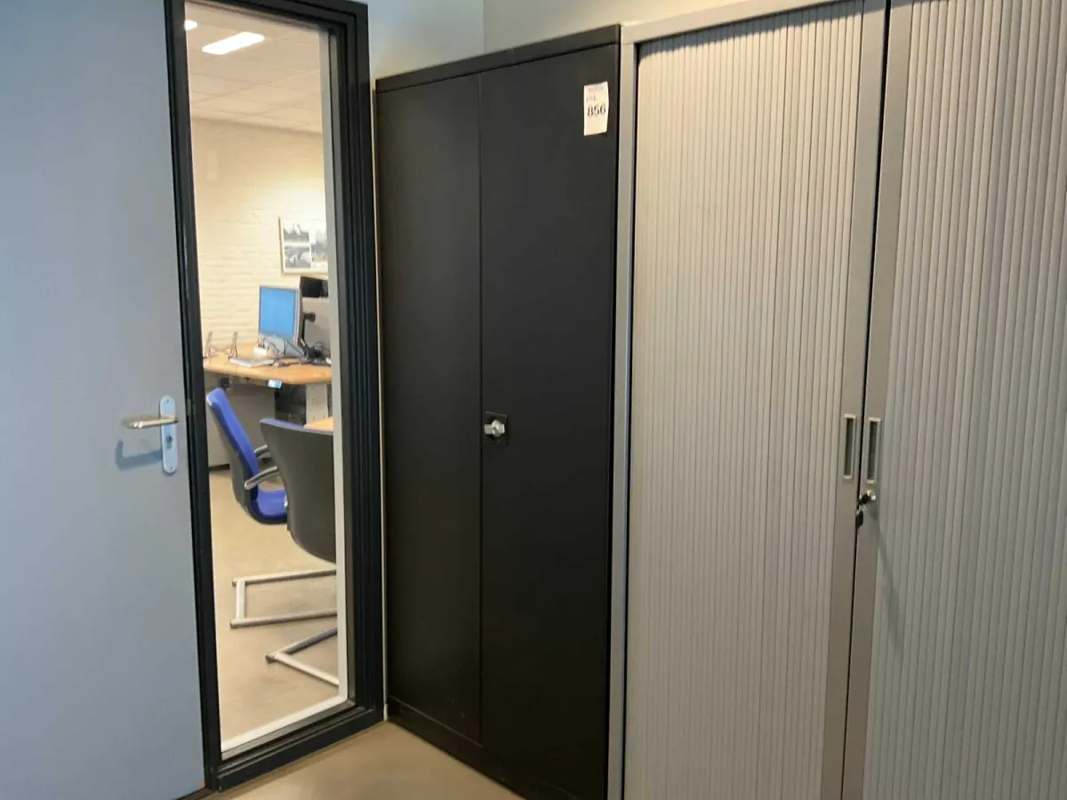 Ronis Aktenschrank mit Inhalten