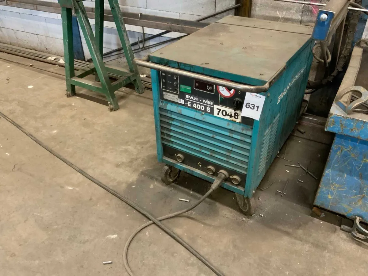 VLH E 400S MIG-Schweißmaschine mit Steuereinheit am Dreharm