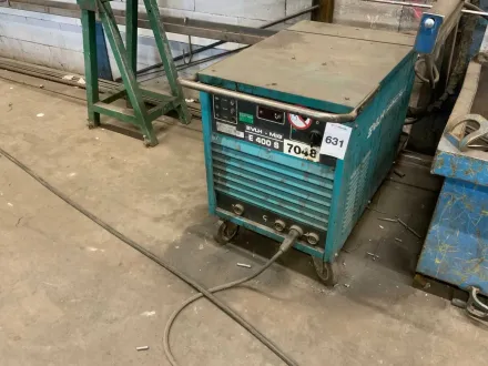 VLH E 400S MIG-Schweißmaschine mit Steuereinheit am Dreharm – RESALE