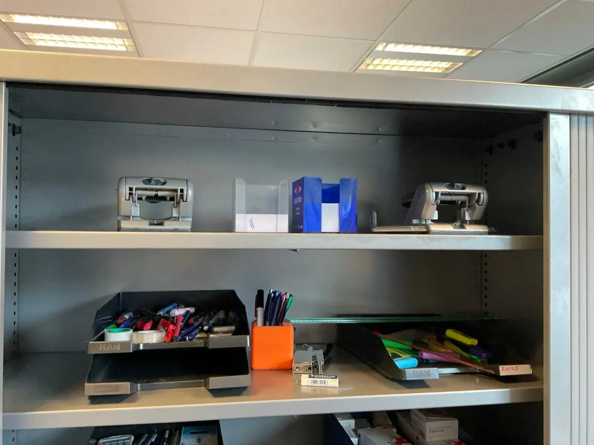 Aktenschrank mit Büroutensilien
