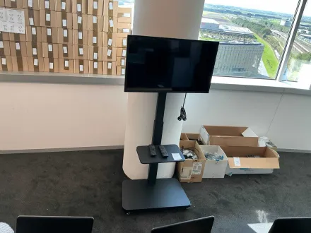 iiyama ProLite LE3241S 32-Monitor auf mobilem Bodenständer – RESALE