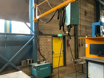 VLH E 400S MIG-Schweißmaschine mit Steuereinheit am Dreharm – RESALE