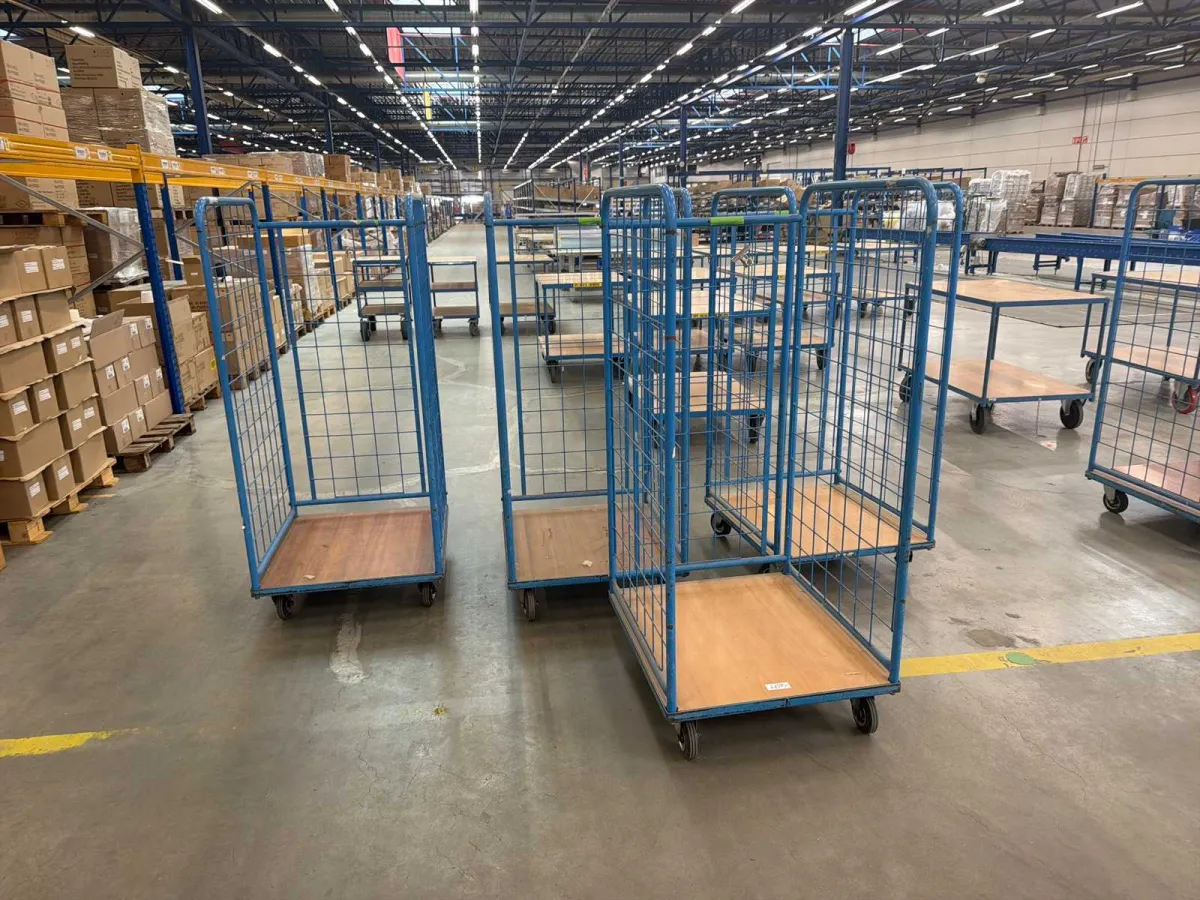 Geeigneter dreiseitiger Rollbehälter (4x)