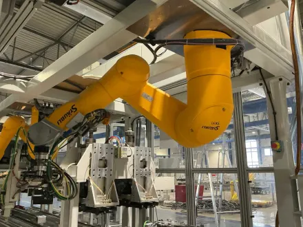 F15/51CDA1/A/01 - STÄUBLI - TX90L-CS8C - Schwebender gelenkiger Industrieroboter mit Programmierbret – RESALE