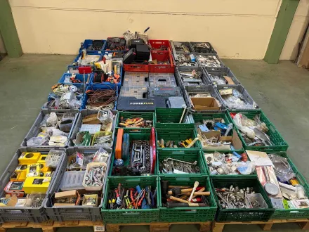 Komplette Werkzeuge auf 9 Paletten; einschließlich 38 Transportkisten – RESALE