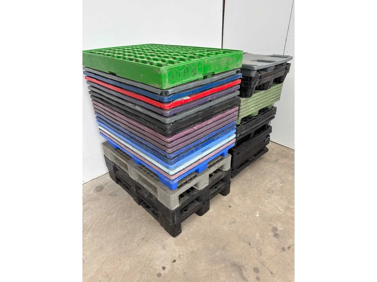 (x40) PVC-Paletten, verschiedene Modelle.