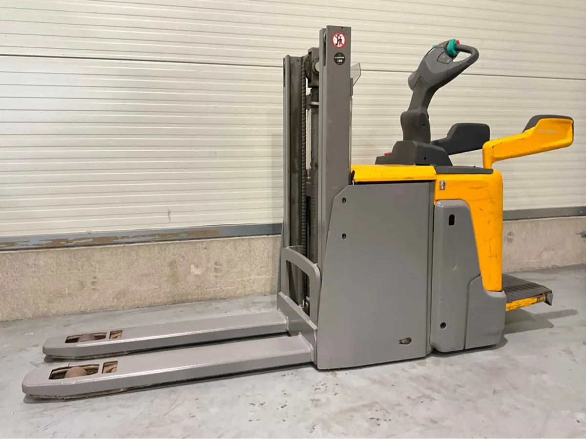 2018 Jungheinrich ERD 220 2000KG Stacker
