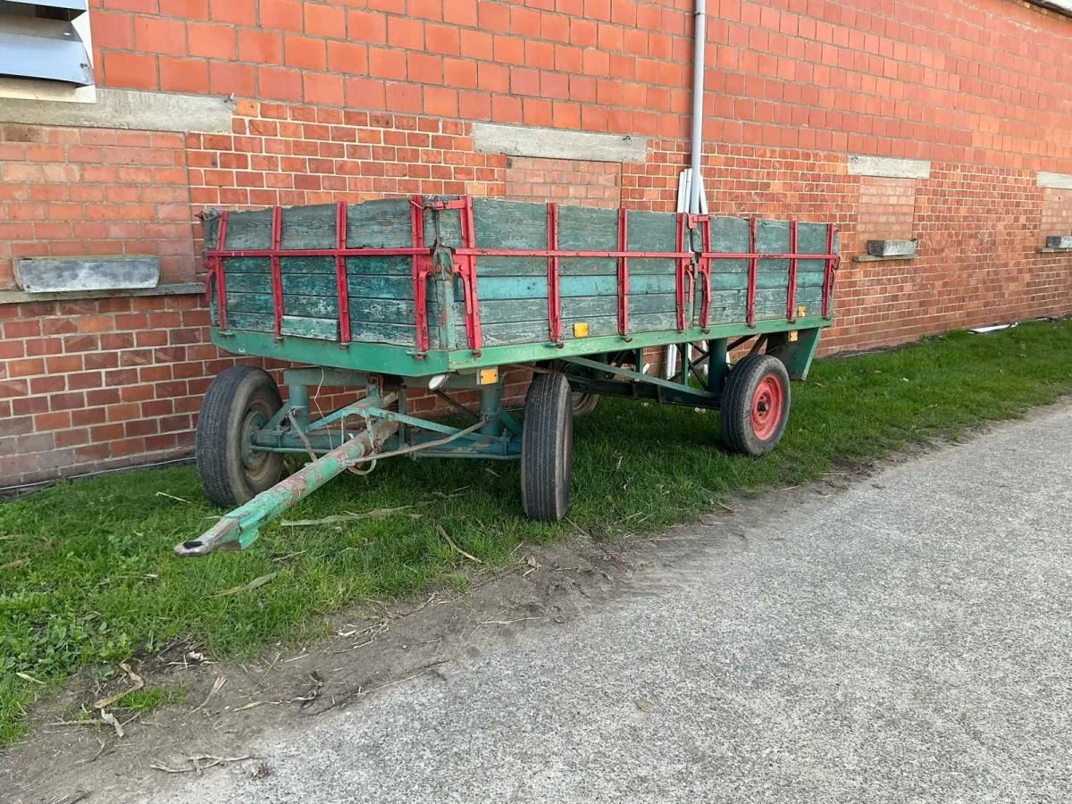 2-achsiger landwirtschaftlicher Anhänger mit hölzernen Seitenbrettern