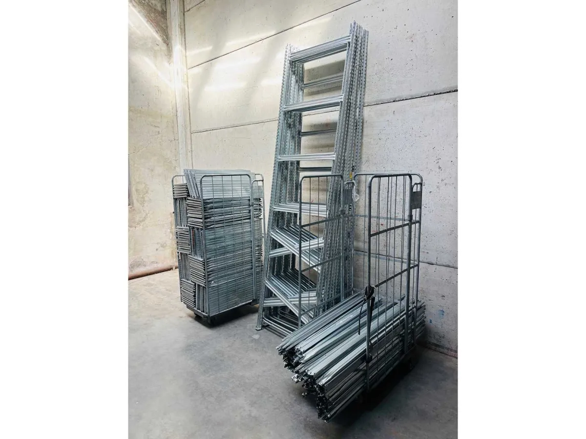 (x13,50 m) METALLSYSTEM; Regale (x2); 7,5 m (5x1,5 m) + 6 m (5x1,2 m) - 12 Leitern H300 cm - Tiefe 8