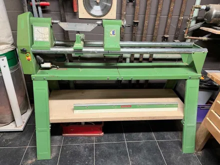 Holzdrehbank + Schrank mit Schere und Schleifsteinen – RESALE