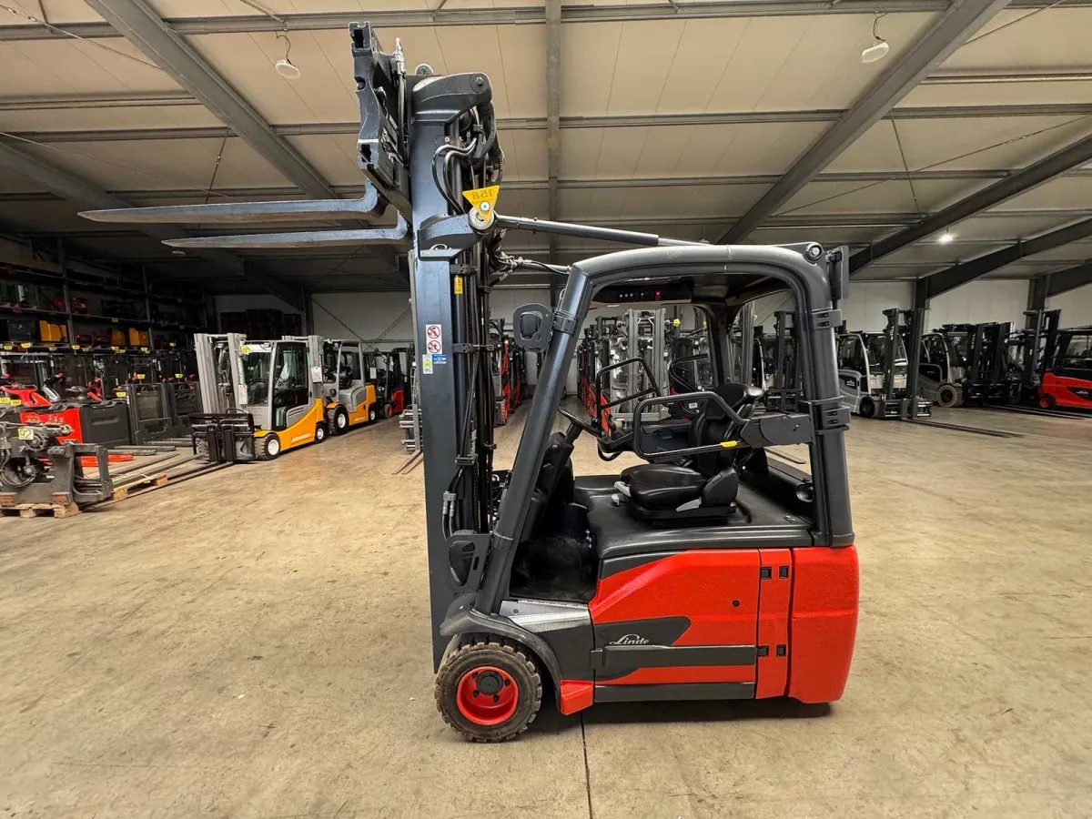 06/2023 Service + UVV 07/2027 Linde E18 EVO 1.800kg Triplex 607cm 3.+4. Ventil Gabelversteller Elekt