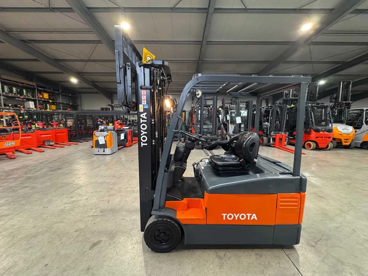 37/2021 Service + UVV 10/2027 Toyota 7 FBEF16 1.600kg Triplex 500cm Elektrostapler Gabelstapler