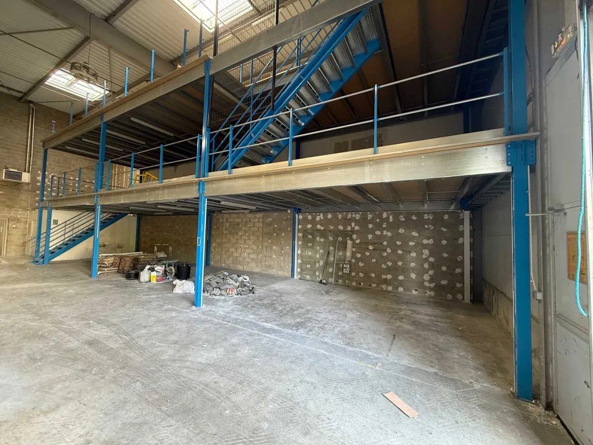 159 m² – Industrie-Zwischenebene auf 2 Ebenen – 350 kg / m²