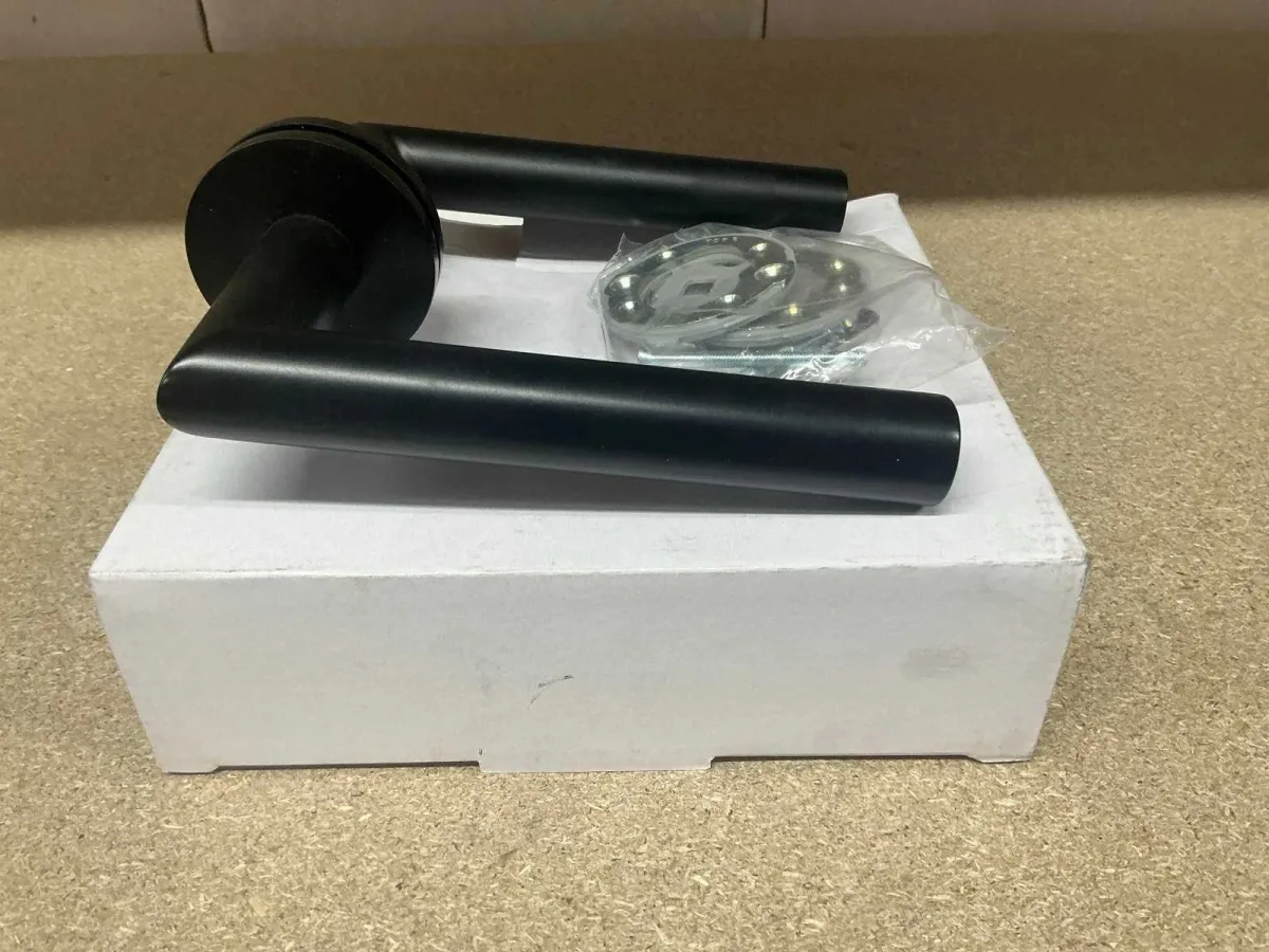 Schwarze Türbeschläge aus Edelstahl aus Edelstahl (400x)