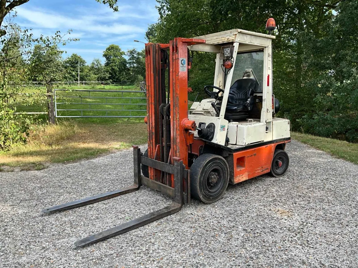 Nissan PH 02 Ein 25U Gabelstapler