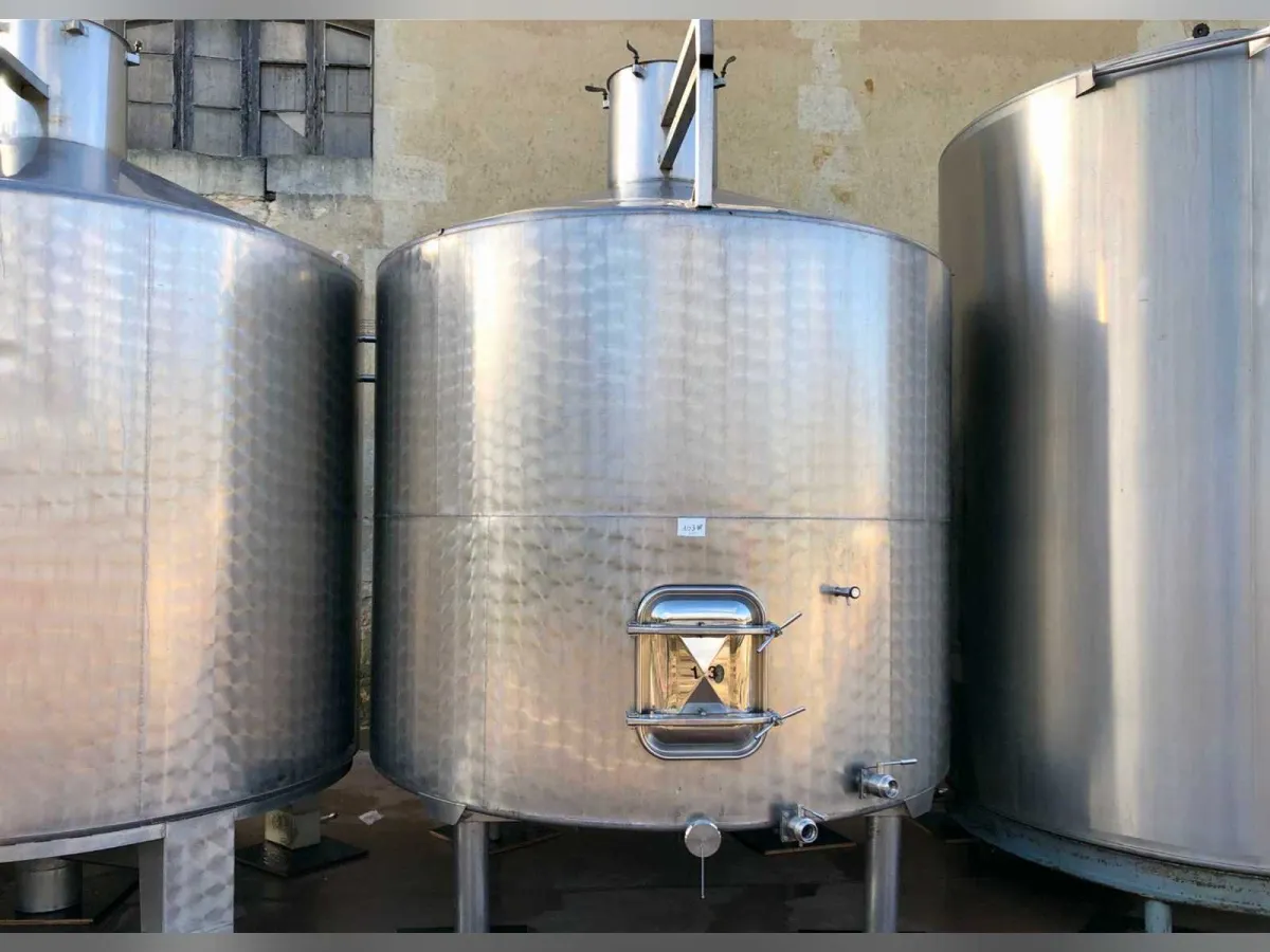 103 hL – Temperaturkontrollierter 304 Edelstahltank auf Beinen