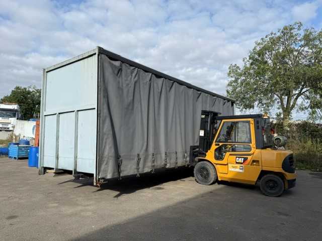 Loading platform with sliding curtain