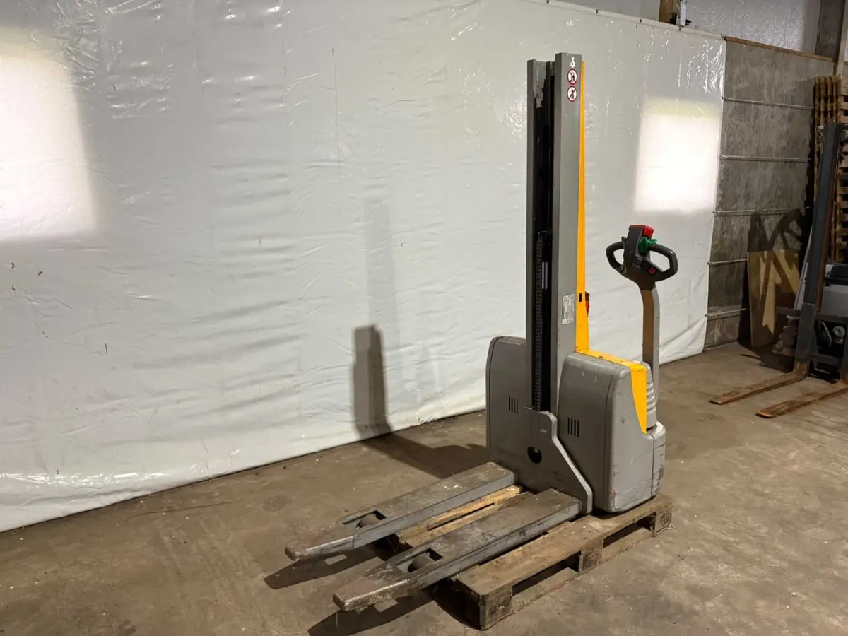 2001 Jungheinrich EMC Stacker