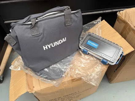 Hyundai-Kühltaschen und Handyschutzfolien. (54x) – RESALE
