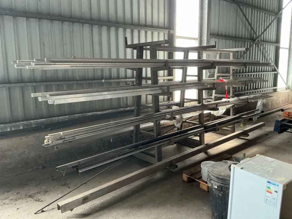 Materialregale mit viel Edelstahl-, Aluminium- und Stahlprofilen – 2800 × 1400 × 2200 mm