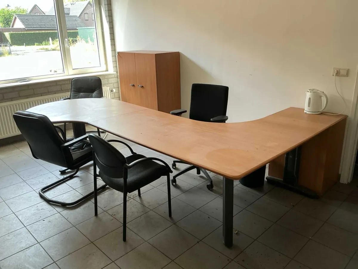 Parteibüroausstattung mit Schreibtischen, 2 Schränken und 4 Stühlen