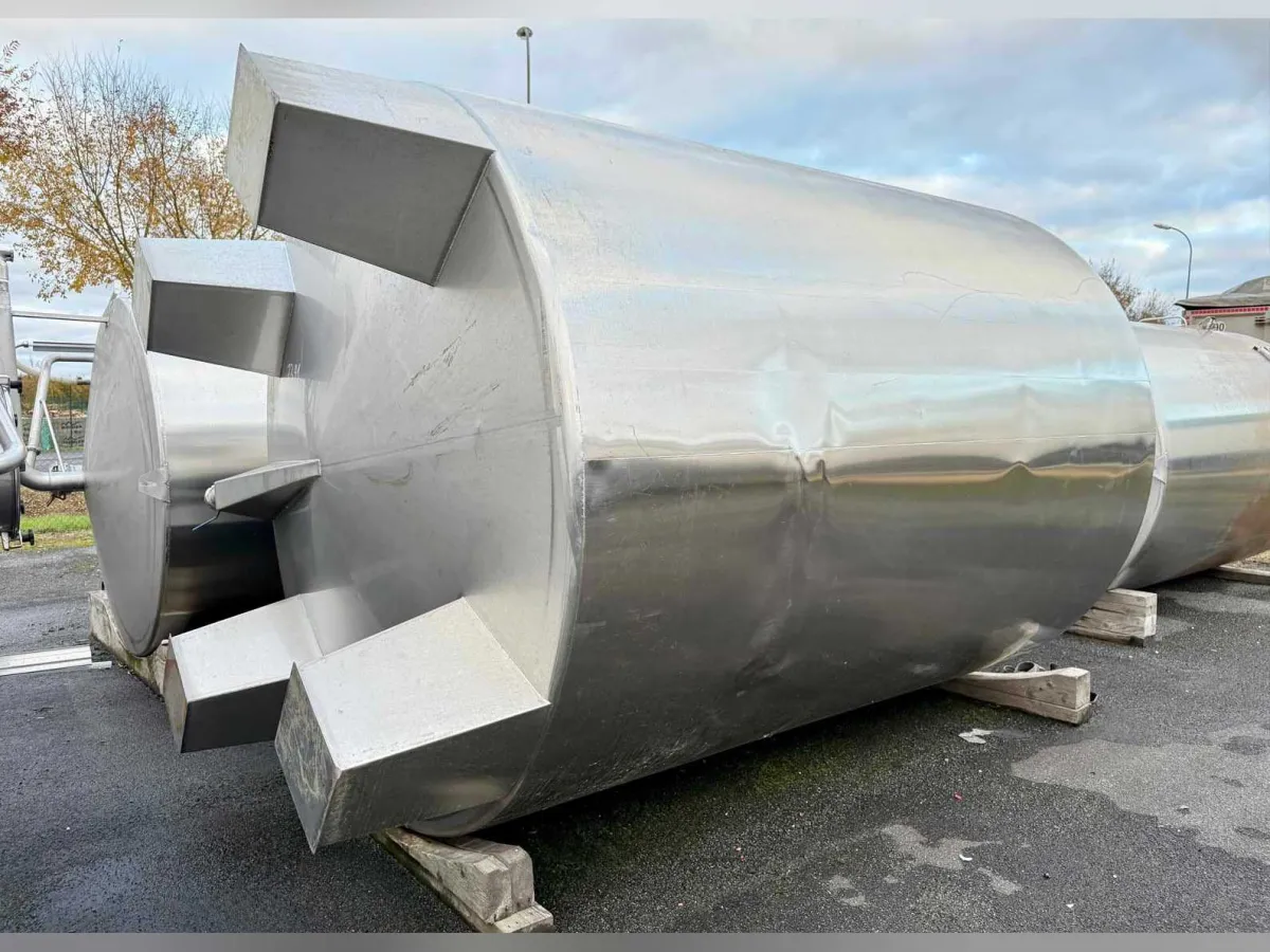 140 hL – Vertikal zylindrisch geschlossener 304 Edelstahltank auf Beinen