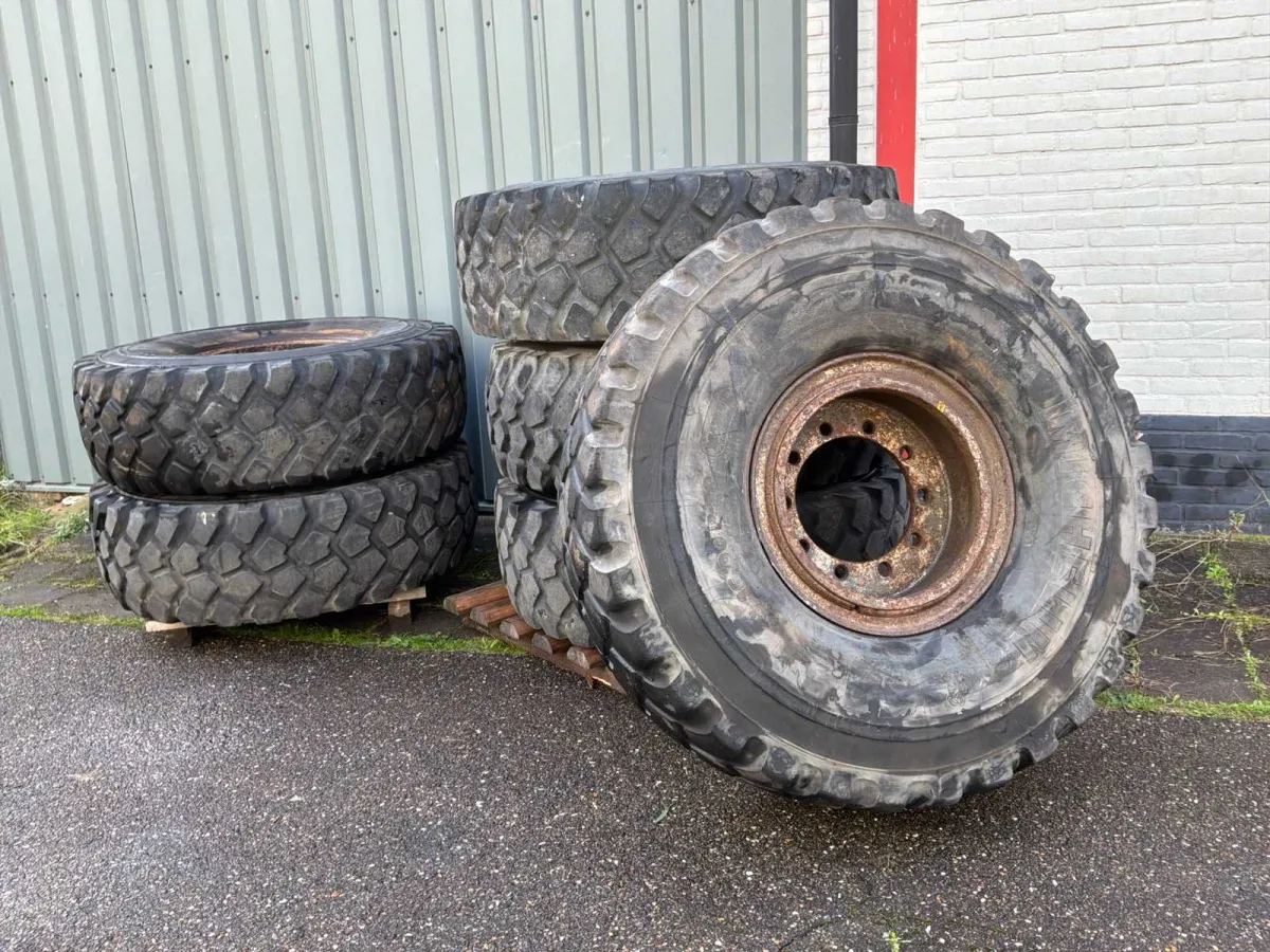 2006 Set aus 6 Teilen Michelin 16.00 R20 XZL mit 10-Loch-Felge
