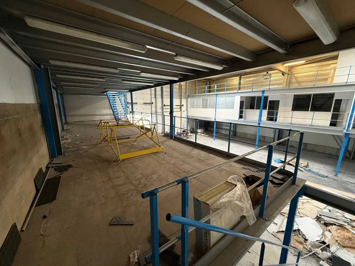 193 m² – Industrie-Mezzanin auf 2 Ebenen – 350 kg / m²