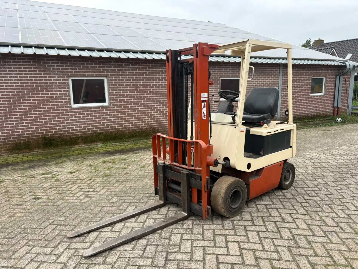Nissan M01 Gabelstapler