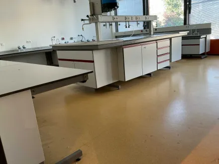 Komplette Laborausrüstung mit Arbeitsinsel, Werkbänken, 4 Spülen, Kesseln und 13 Argon-Kupplungen – RESALE