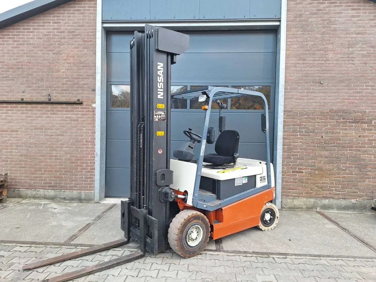 Nissan - 2000 - 002 R - 25 cu - 7,92 M Viermast, Freiheber - Gabelstapler