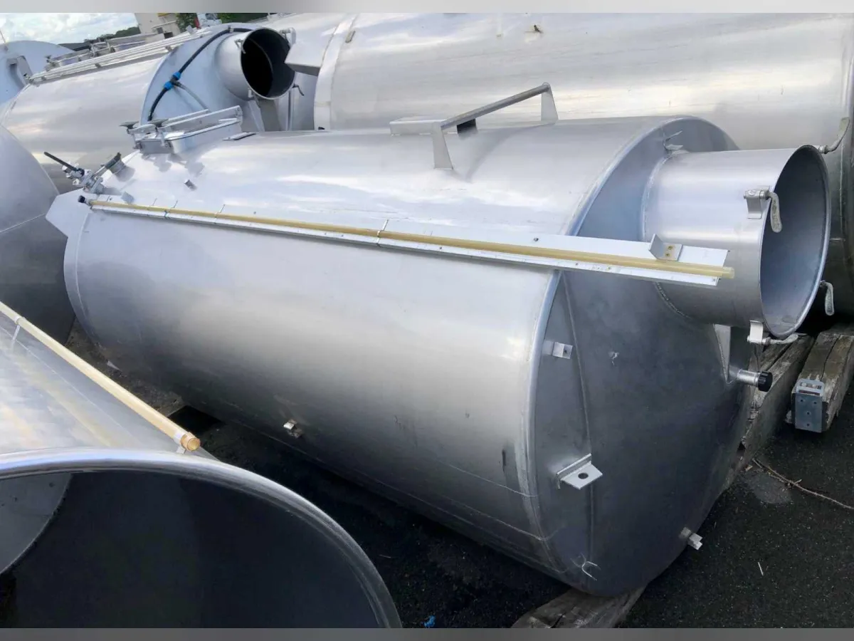 62 hL – Brauthite-Spiegel – 304 Edelstahltank mit flachem Boden auf den Beinen