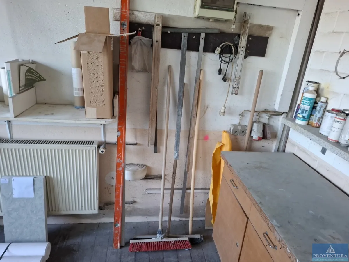 Werkzeuge u. Kleinteile m. Holzschrank