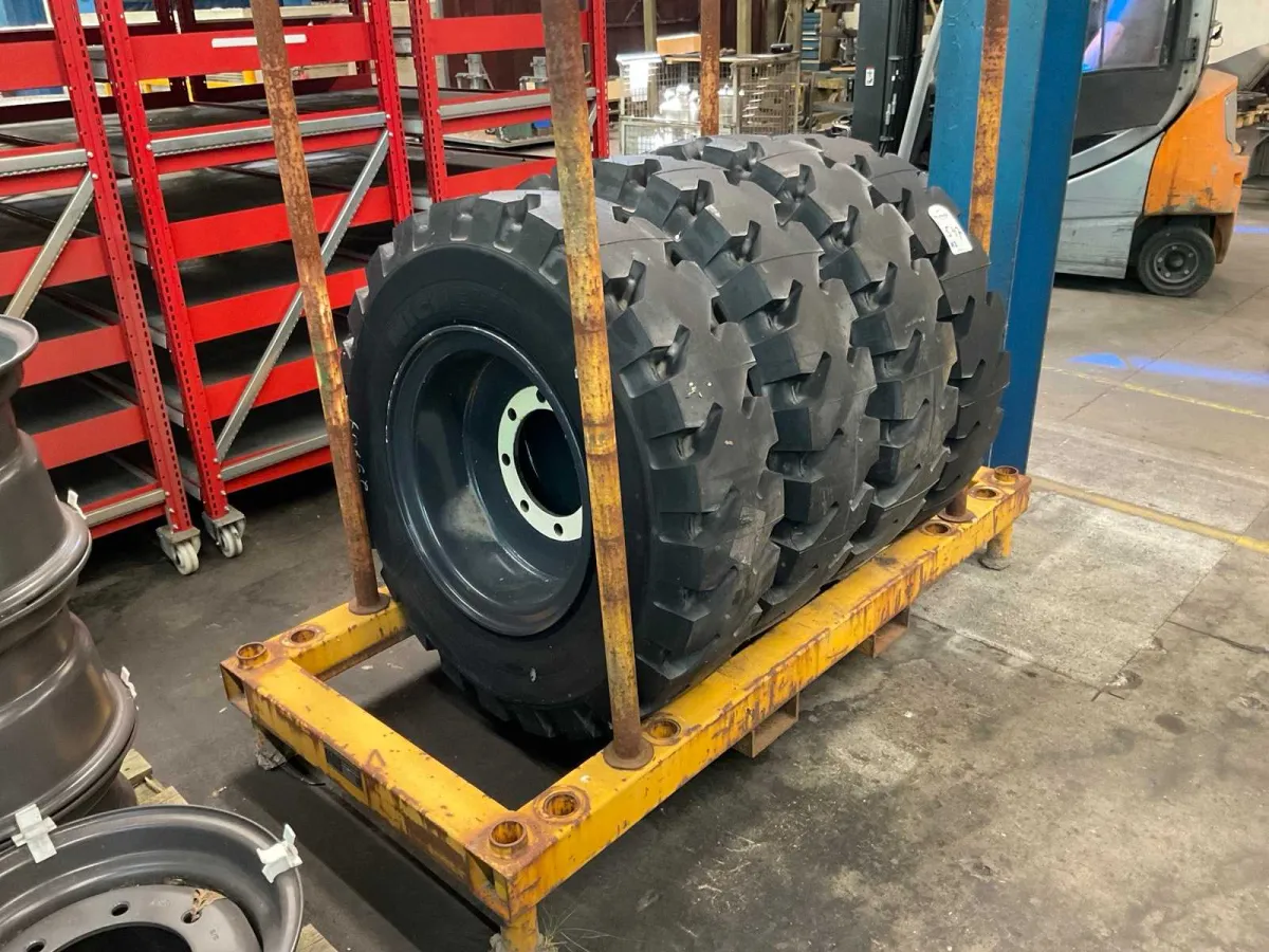 Michelin X MINE D2 Reifen mit Felgen (4x)
