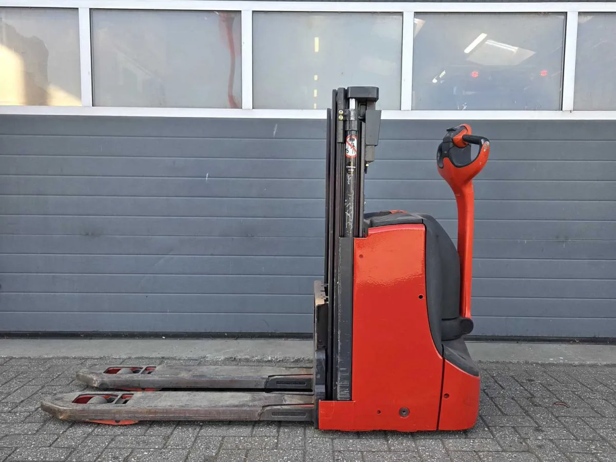 2015 Linde D06 1600KG Stacker