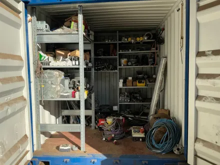 Regalregal mit dem Inhalt des elektrischen Materials – RESALE