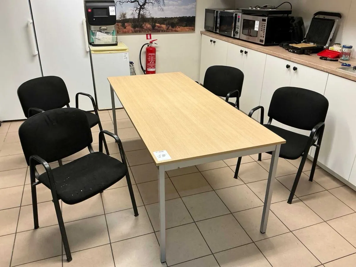 Kantinentisch mit Stühlen