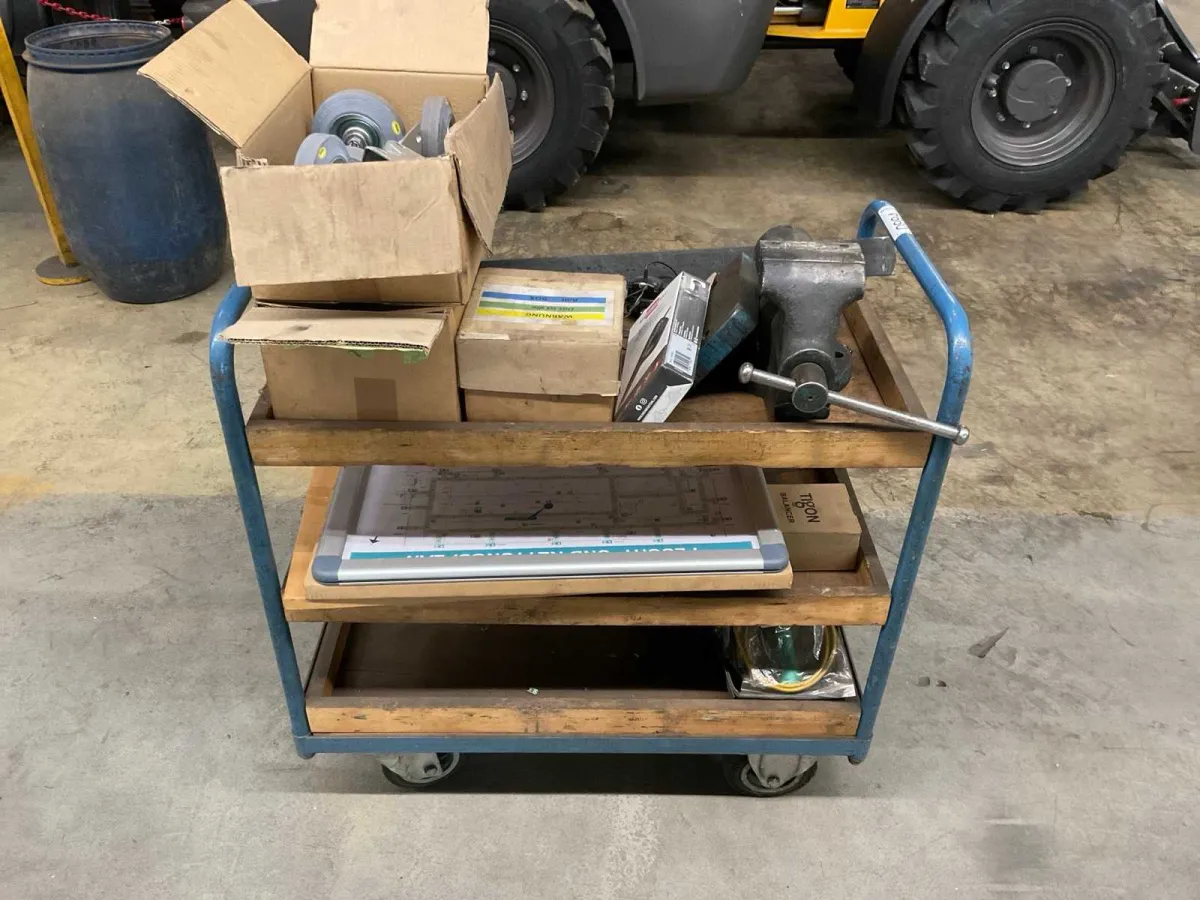Lagerwagen mit restinhalt