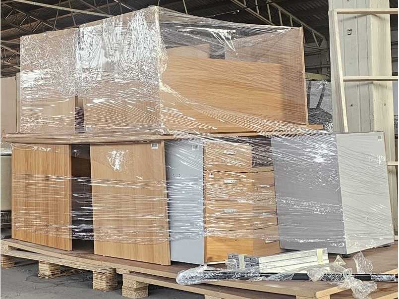 Set aus Holzbüromöbeln