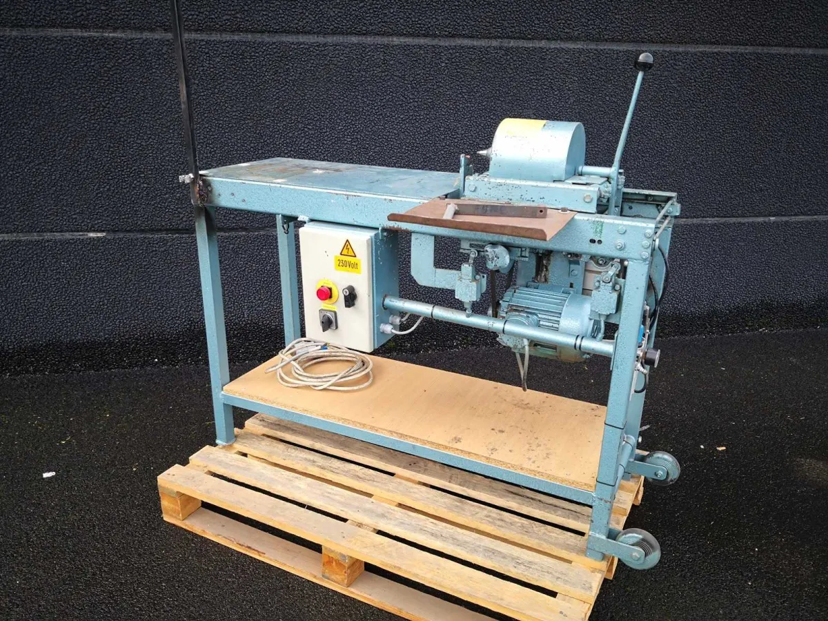Metallrackbohrer mit Arbeitstisch