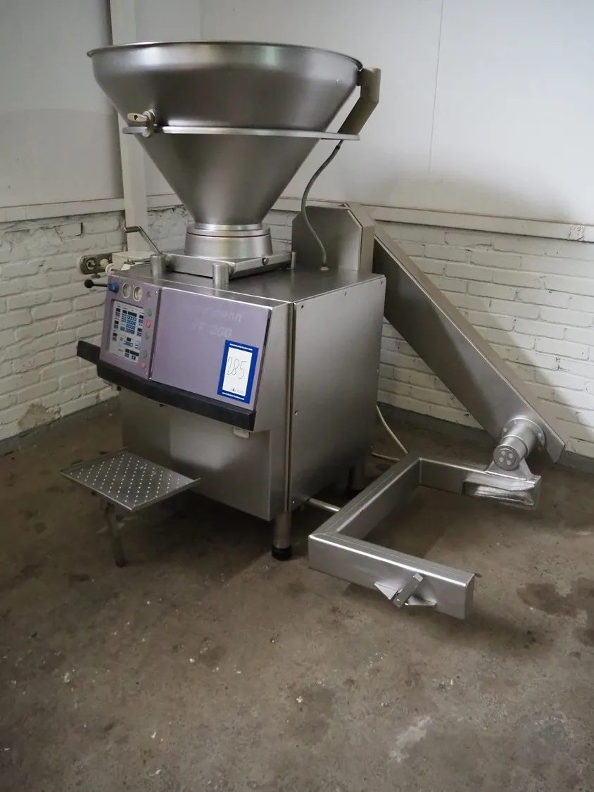 Handtmann vacuum filling machine with lifter for m