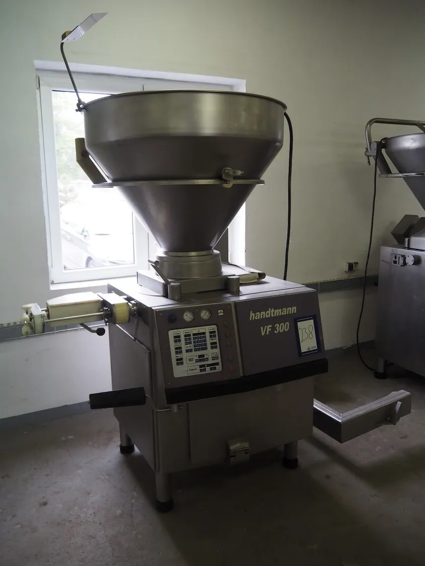 Handtmann vacuum filling machine with lifter for 2