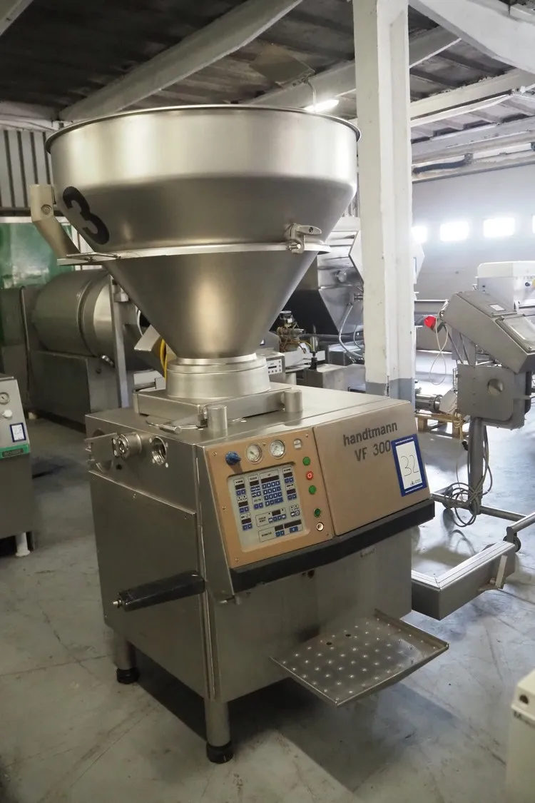 Handtmann vacuum filling machine with lifter for 2