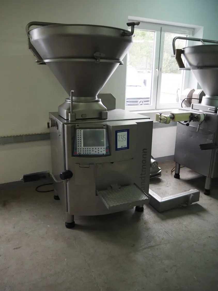 Handtmann vacuum filling machine with lifter for 2