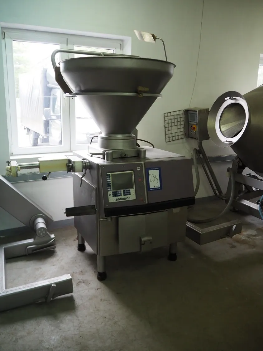 Handtmann vacuum filling machine with lifter for 2